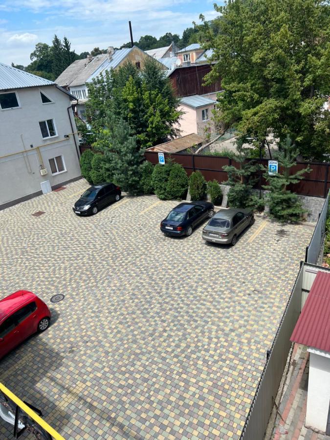 Готель Баронський Двір تشيرنيفتسي المظهر الخارجي الصورة