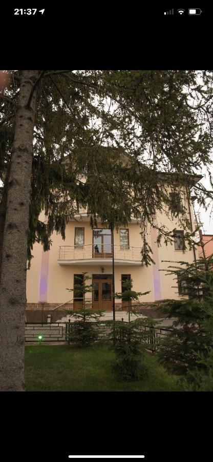 Готель Баронський Двір تشيرنيفتسي المظهر الخارجي الصورة